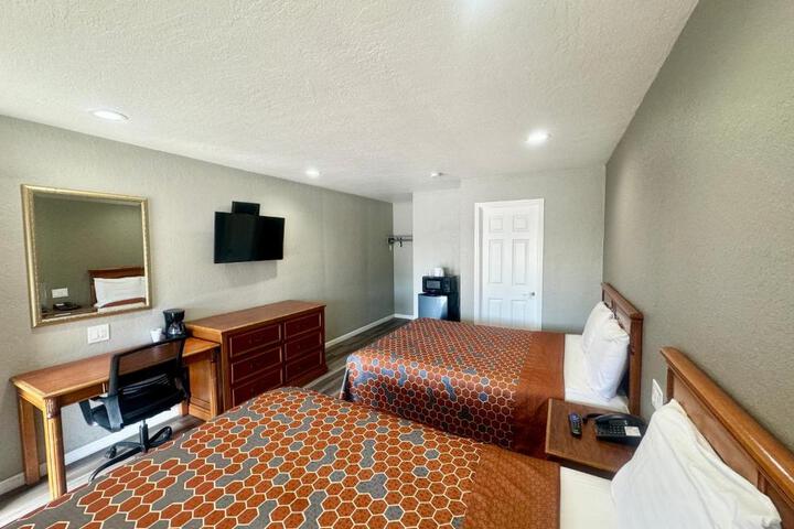 2 Queen Beds (1 of 10)