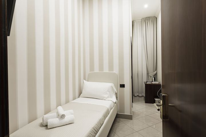 Room 13 of 27