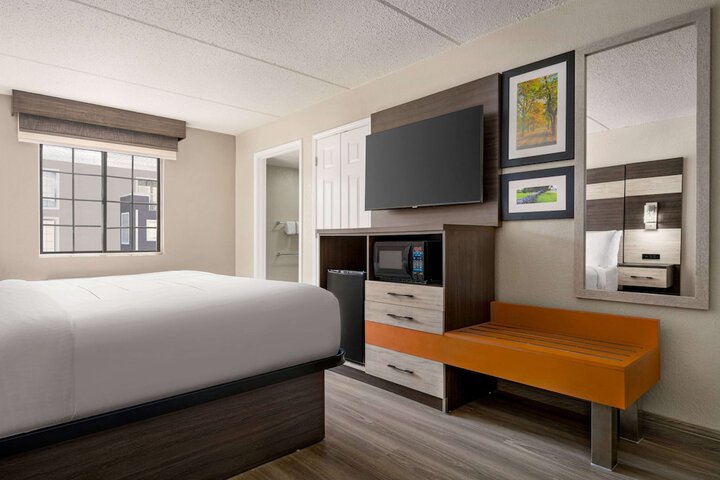 1 King Bed Deluxe Room (4 of 18)