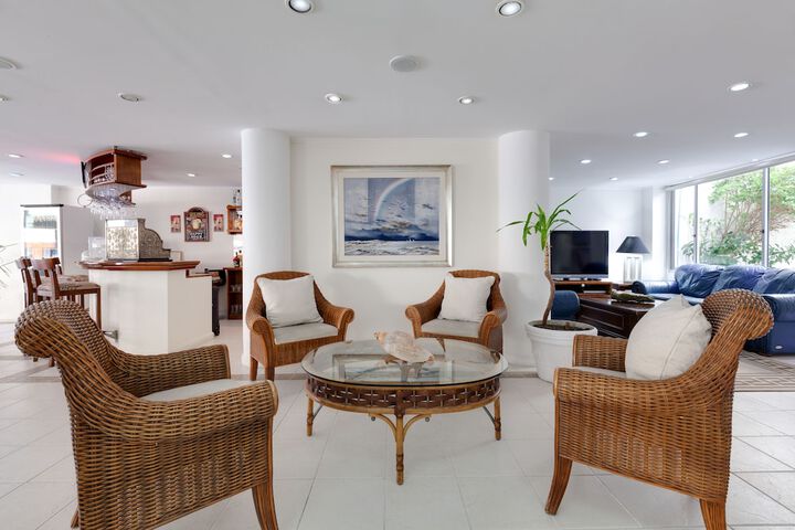 Entrance & Lobby