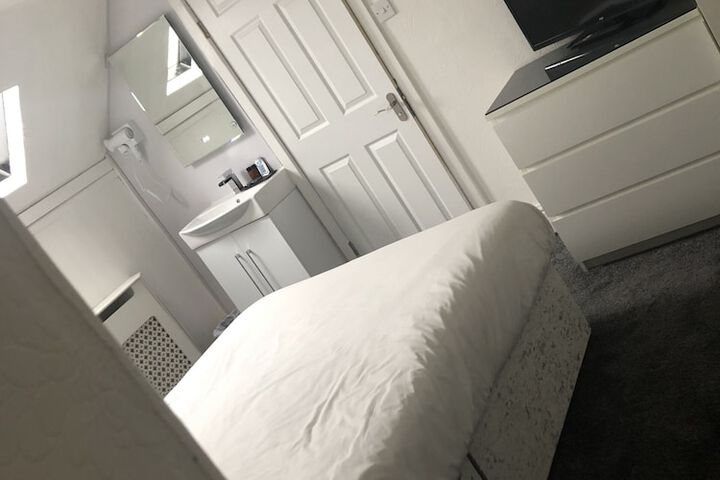 Room 6 of 32