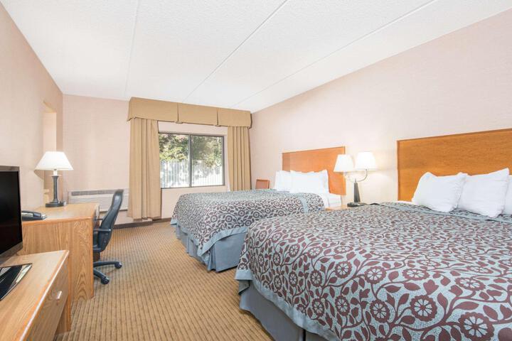 2 Queen Beds (1 of 10)