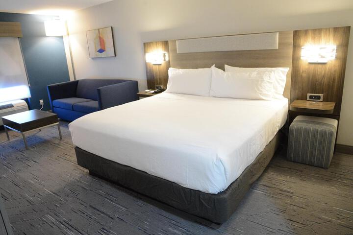 1 King Bed (2 of 8)