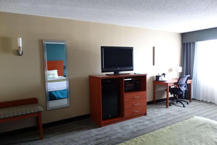 1 King Accessible Comms Assist Bathtub Microwave, Refrigerator Sofa Bed Full Breakfast (3 of 19)
