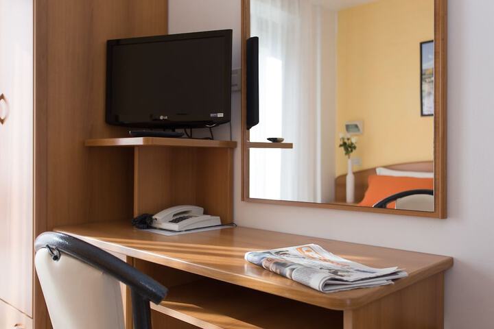 Room 6 of 35
