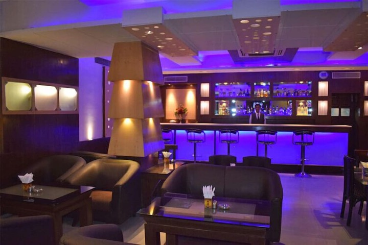 Lounge 21 of 34