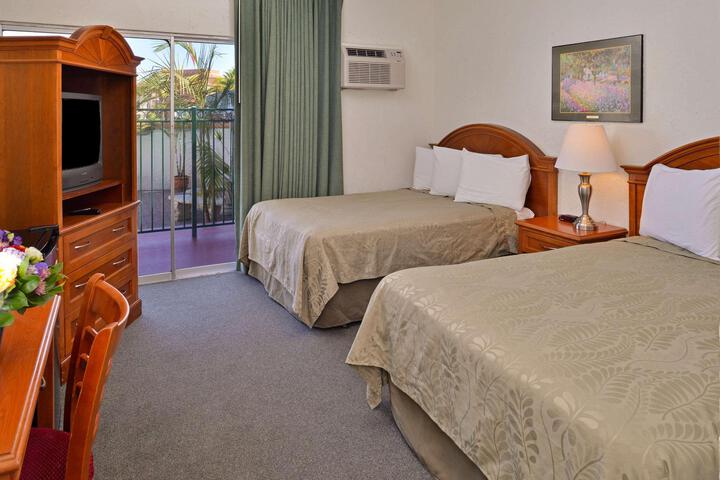 2 Double Beds (5 of 8)