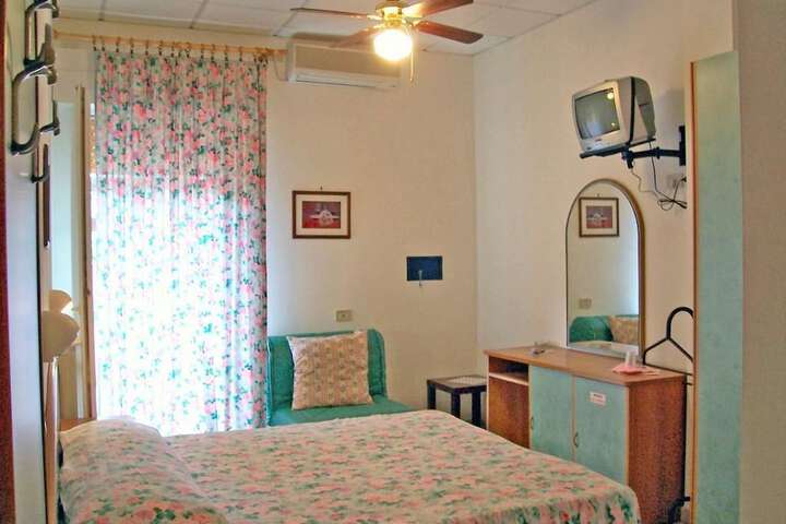 Room 6 of 35