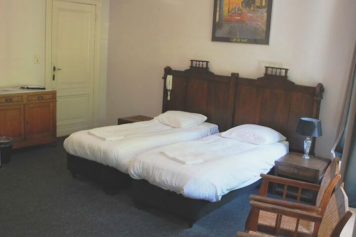 Room 9 of 42