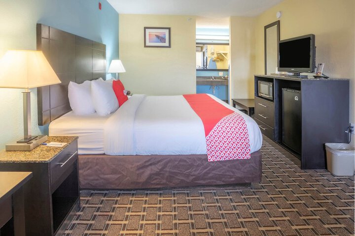 1 King Bed (5 of 29)