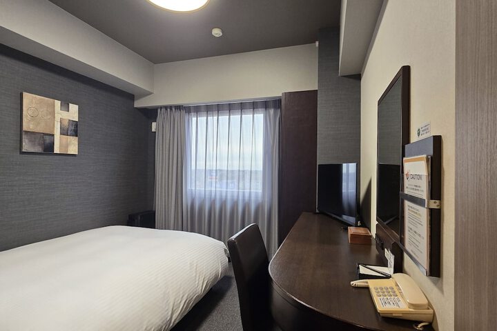 Room 8 of 28