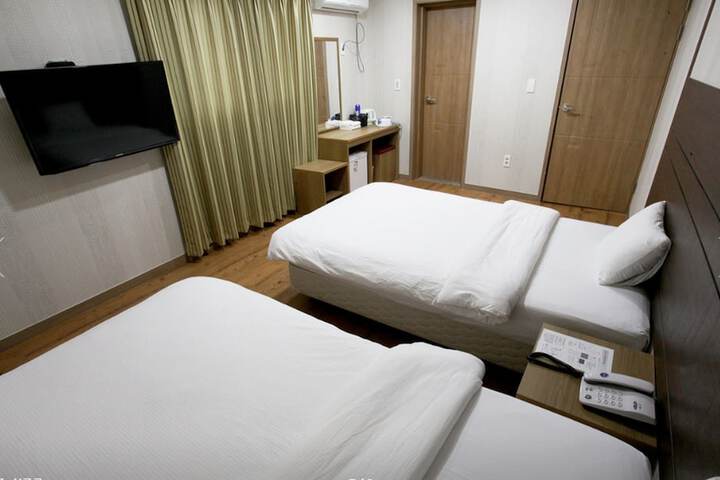 Room 6 of 28