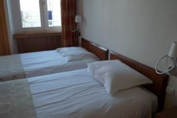 Room 12 of 28