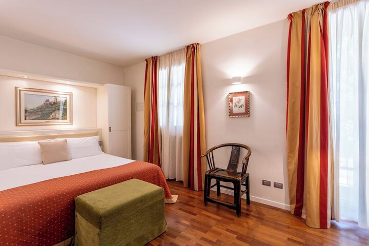 Room 25 of 152