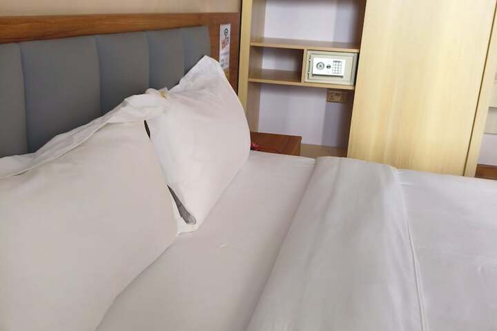 Room 5 of 13