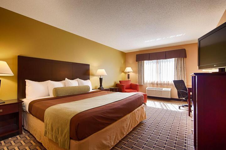 1 King Bed Microwave and Refrigerator WiFi Full Breakfast (1 of 7)