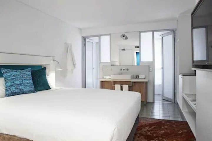Room 5 of 11