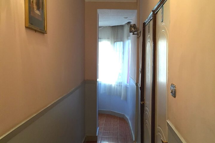 Ballroom/Hall 31 of 33