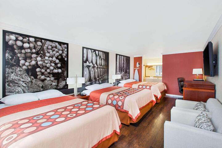 2 Queen Beds (6 of 19)
