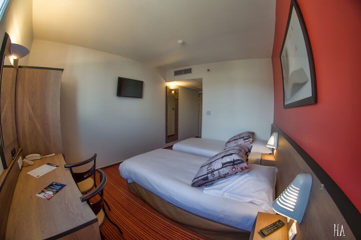 Room 11 of 36