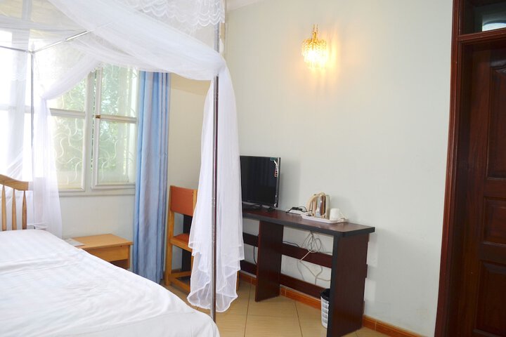 Room 12 of 37
