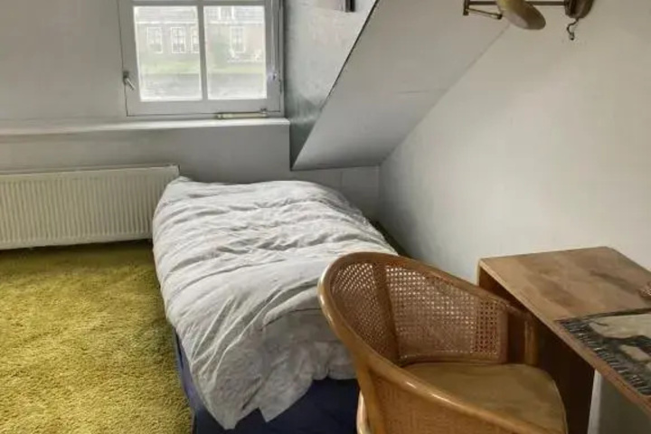 Room 4 of 12