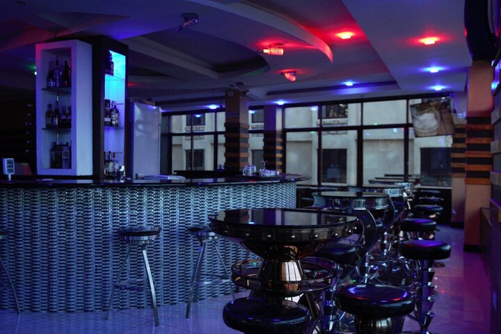 Lounge 17 of 29