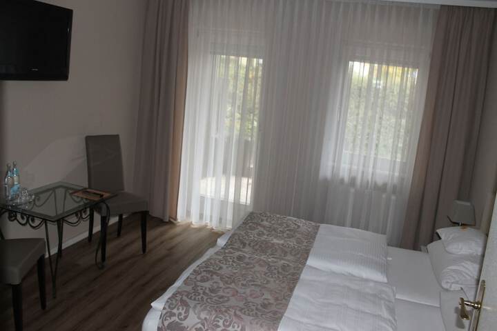 Room 4 of 40