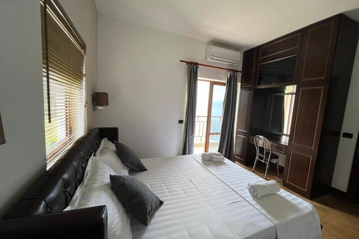 Room 4 of 32