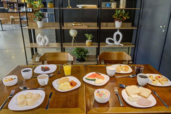 Breakfast/Coffee Service 60 of 129