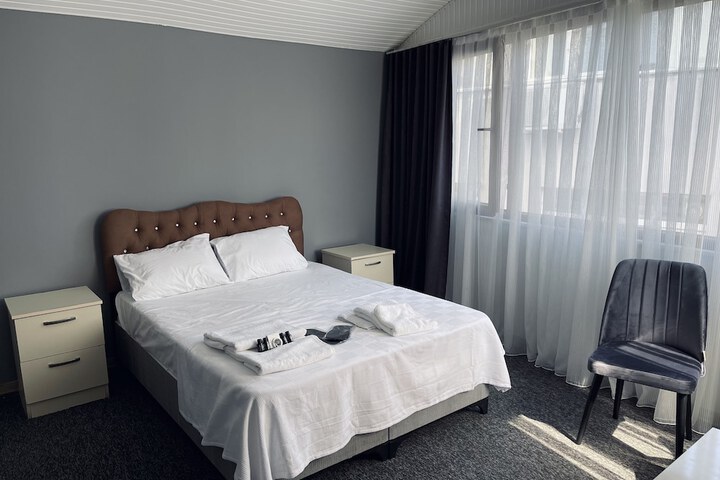 Room 11 of 16