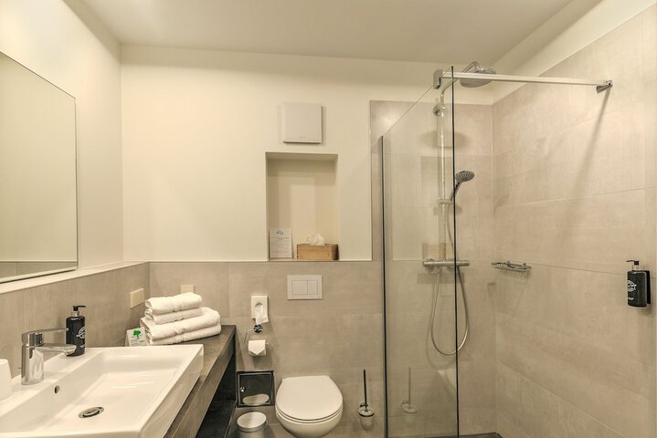 Room 10 of 27