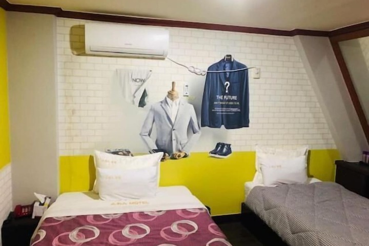 Room 12 of 34
