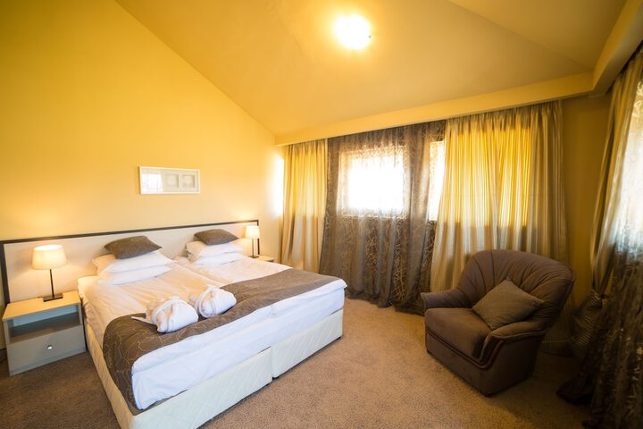 Room 8 of 96