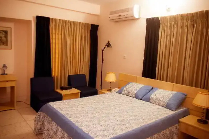 Room 6 of 12