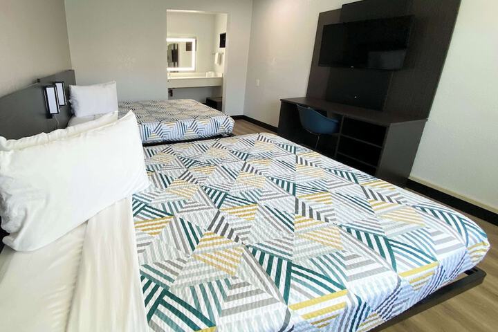 1 Queen Bed (7 of 19)