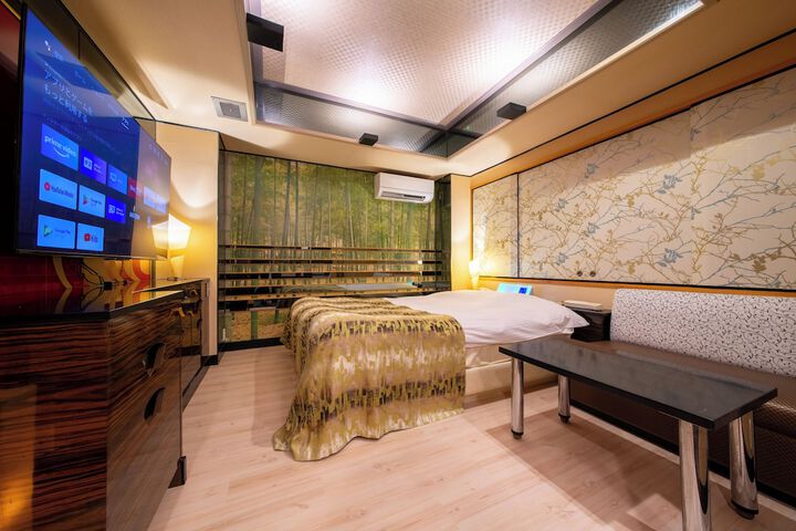 Room 7 of 8