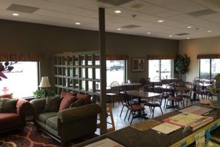 Lounge 15 of 68