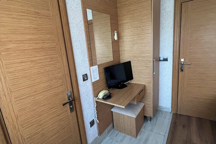 Room 5 of 38