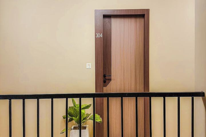 Ballroom/Hall 27 of 32