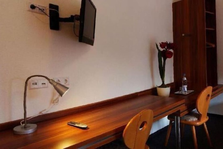 Room 6 of 34