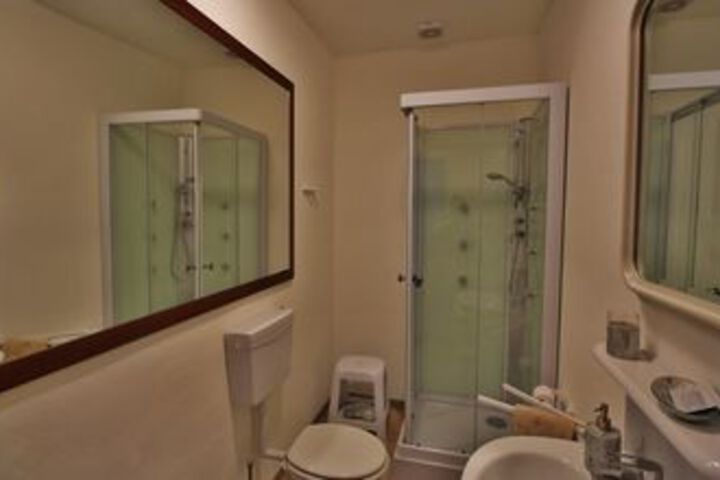 Room 5 of 74