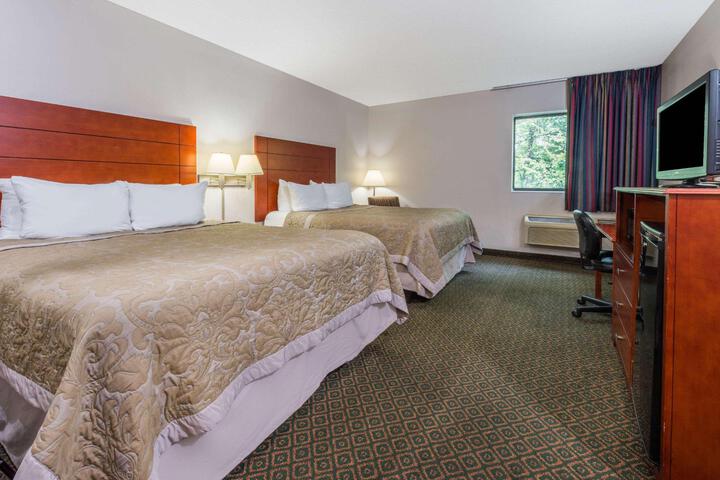 2 Queen Beds (7 of 10)