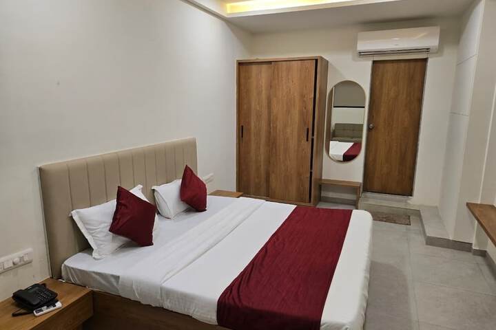 Room 8 of 12
