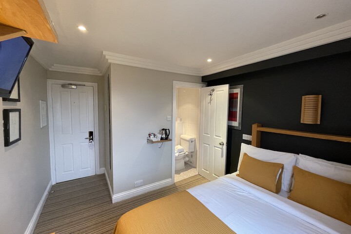 Room 9 of 39