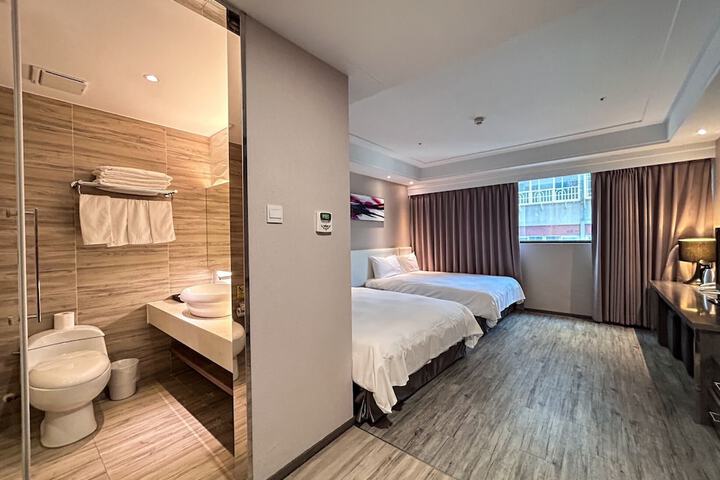 Room 7 of 12