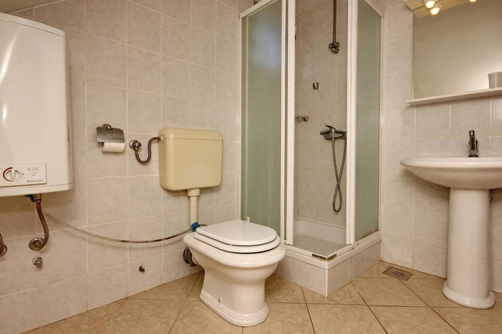 Room 10 of 20