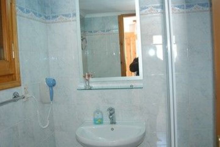 Room 4 of 18