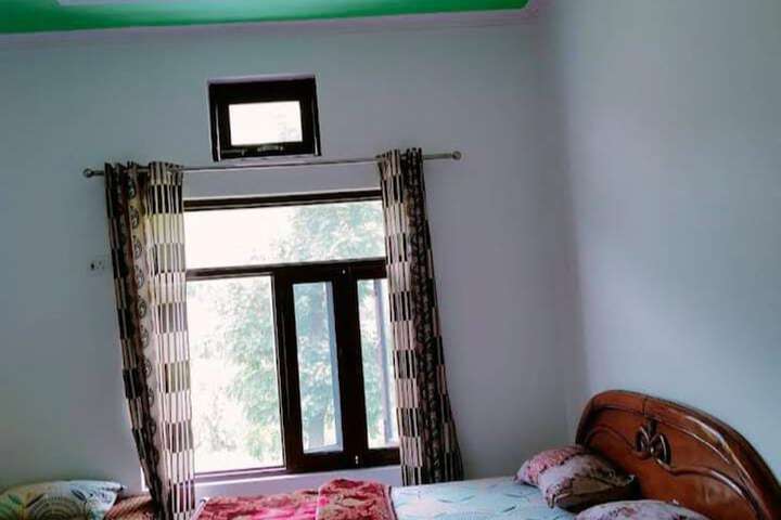 Room 6 of 12