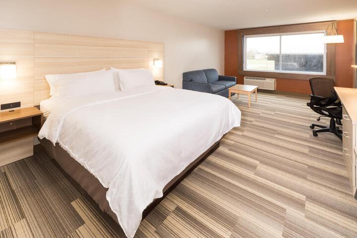 1 King Bed (8 of 17)